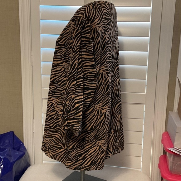 Elegant Zebra Pattern V-Neck Blouse - Picture 5 of 7